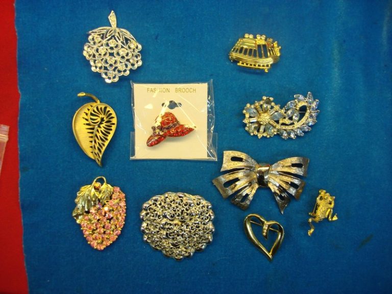 Lot of 10 vintage sports pins with baseball designs