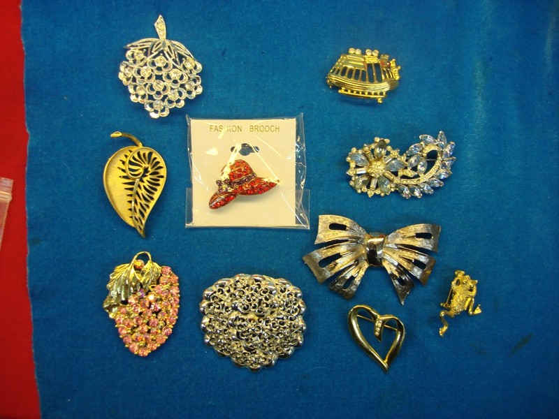 Lot of 10 vintage sports pins with baseball designs