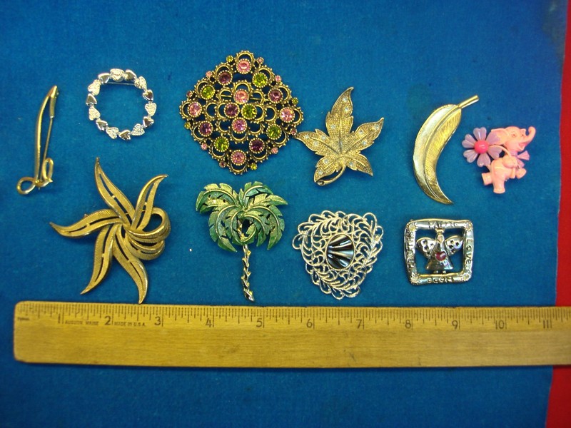 Lot of 10 vintage estate jewelry pins, collectible costume accessories