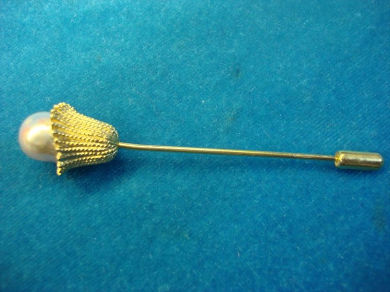 Vintage gold-tone floral enamel stick pin
