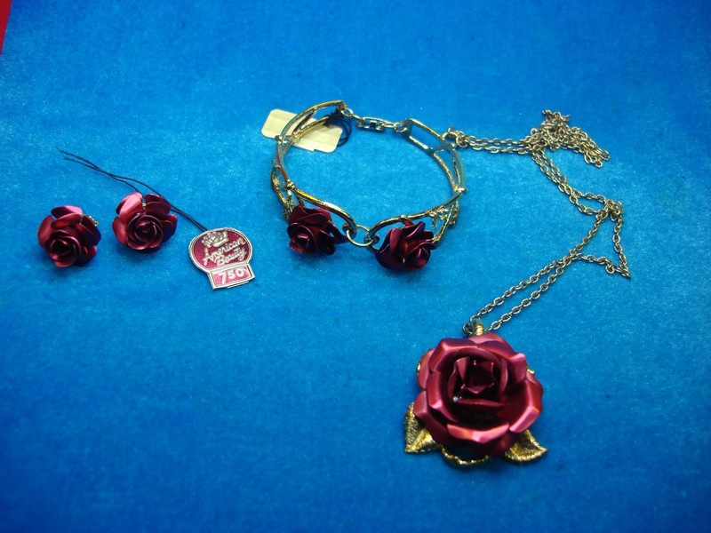 Vintage 1950s American Beauty Jewelry Set - Necklace, Bracelet & Earrings (Never Worn)