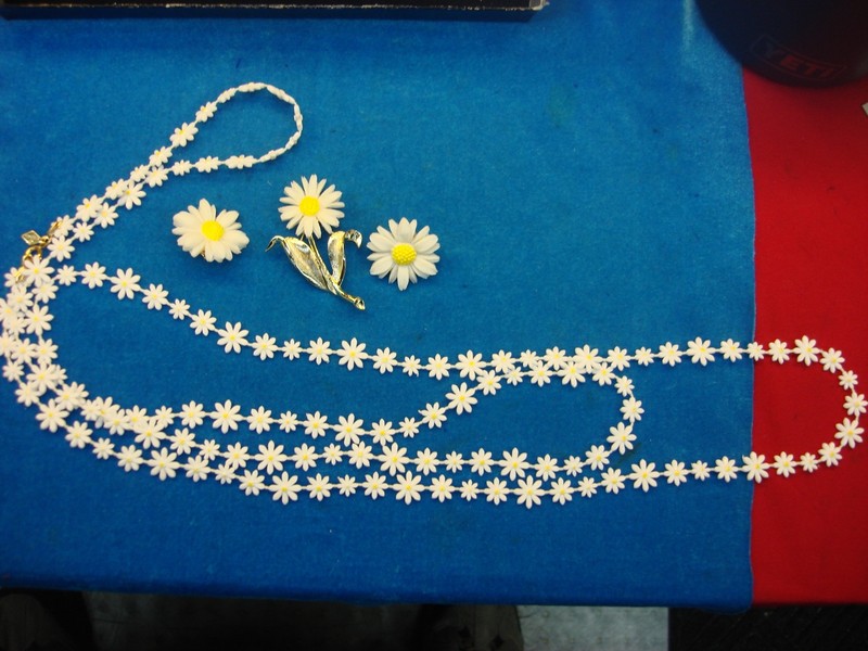 Vintage Sarah Coventry Light 'N Bright Daisy Jewelry Set