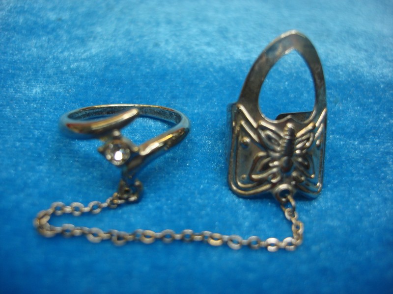 Vintage silver-tone slave ring set with simulated diamond and butterfly accent, size 6