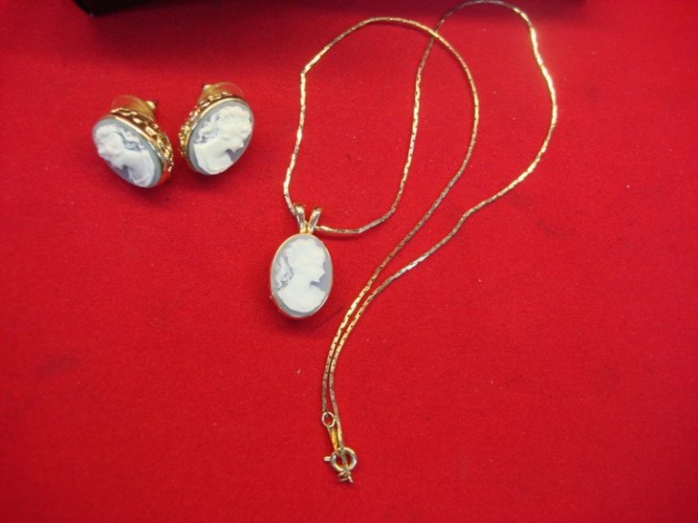 Vintage Cameo Pendant & Stud Earrings Set - Estate Jewelry
