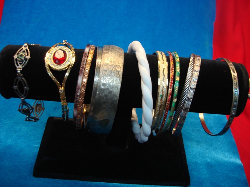 10 vintage costume bracelets in a unique and stylish lot