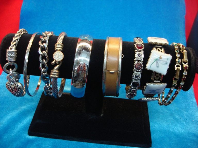 10 vintage costume bracelets in a lot