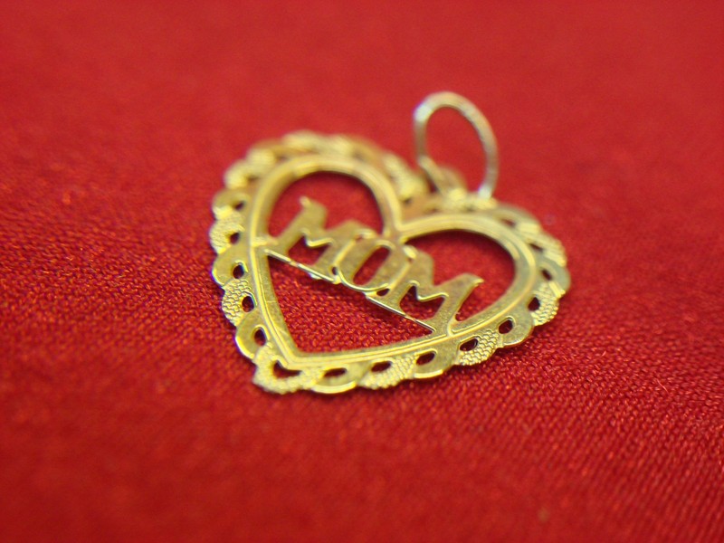 14K yellow gold mom heart charm pendant