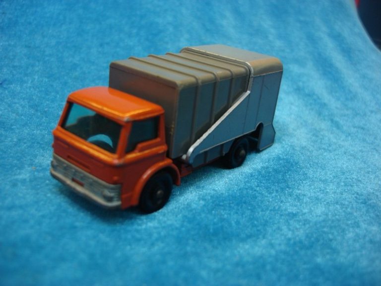 Vintage 1966 Matchbox Lesney No. 7C Ford Refuse Truck in excellent condition