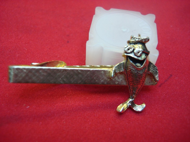 Vintage gold tone metal Star Kist Charlie the Tuna tie clip