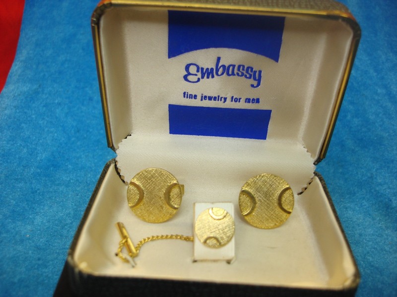 Vintage gold-tone cufflinks and tie tac set in mod design