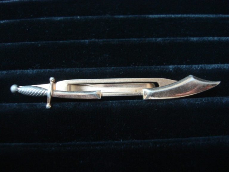 Vintage Swank gold-tone sword tie bar clip