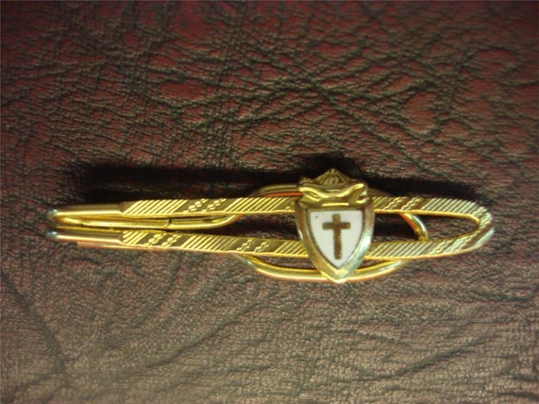 Vintage cross enamel tie clip, 2 inches long, excellent condition