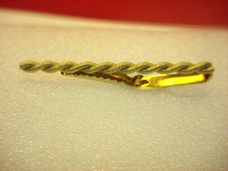 Vintage Anson gold-tone tie clip with twisted wire design