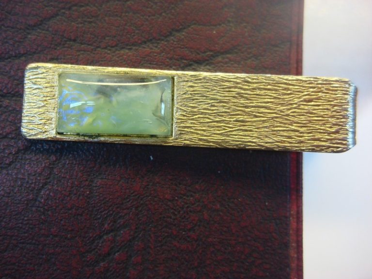 Vintage gold tone tie clip with green/blue stone