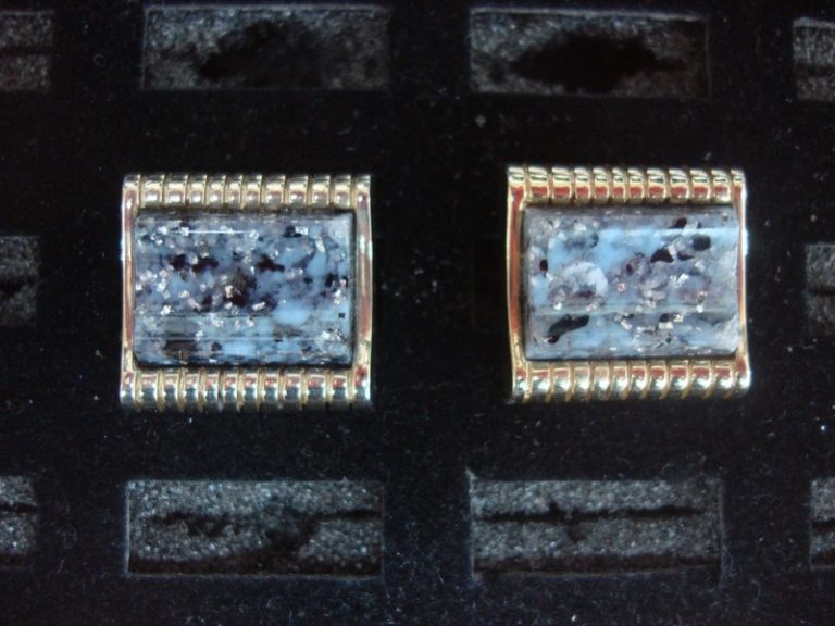 Vintage gold tone cufflinks in excellent condition