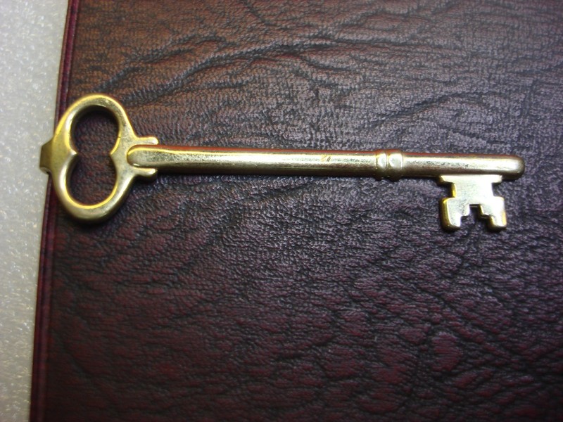 Vintage Hickok gold tone skeleton key tie clip