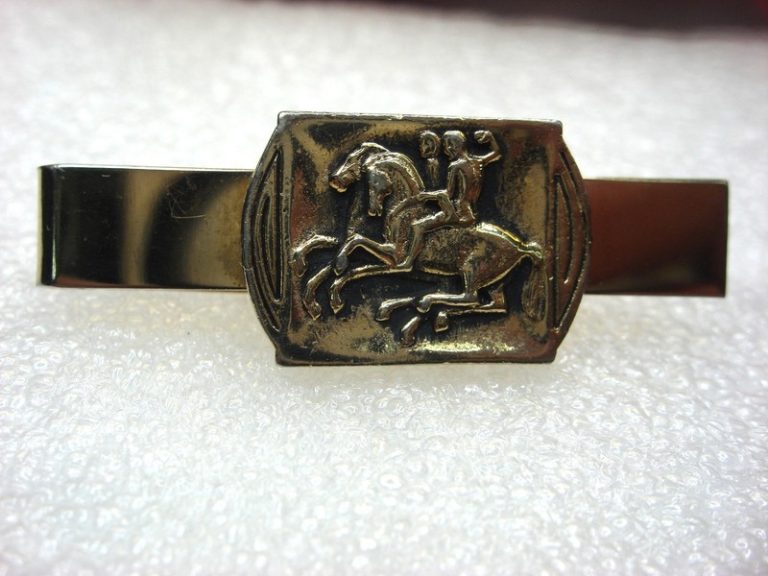Vintage Swank gold-tone tie clip featuring a Roman/Greek horse race scene