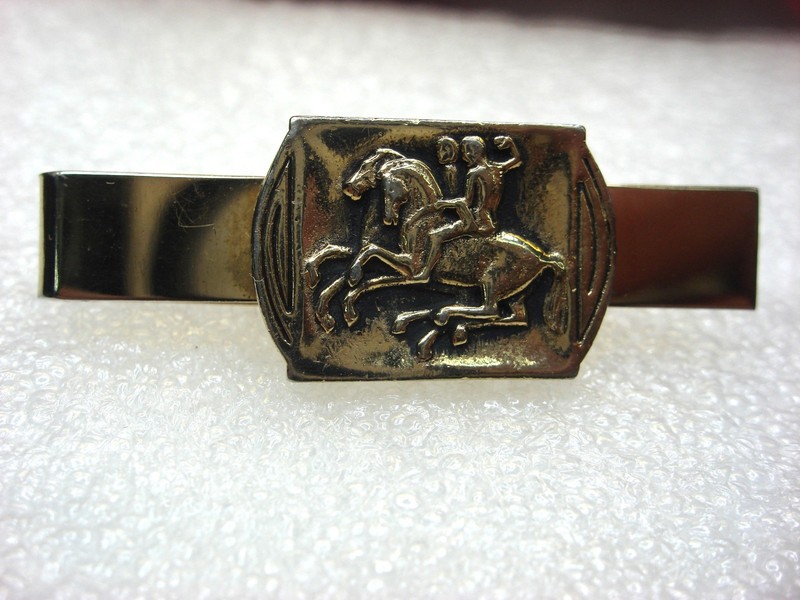 Vintage Swank gold-tone tie clip featuring a Roman/Greek horse race scene