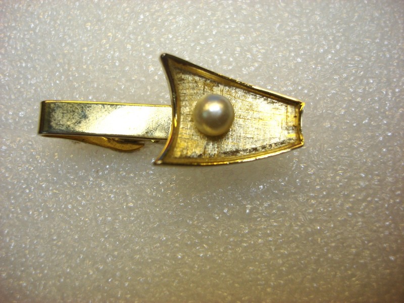 Vintage gold-tone tie clip with faux pearls, 1.5 inches