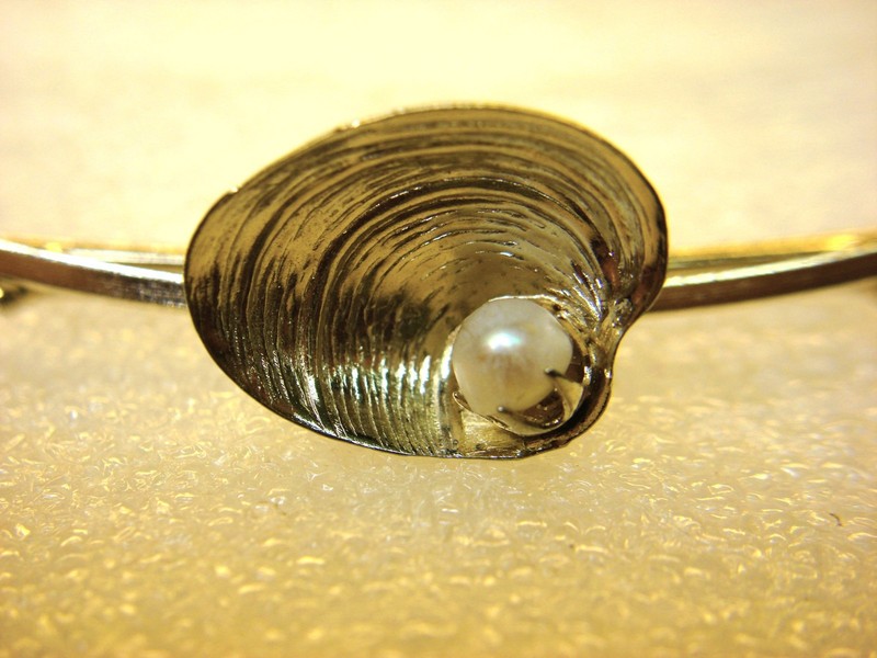 Vintage gold-tone tie clip with cultured pearl and mollusk shell