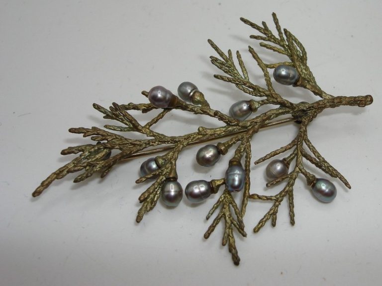 Vintage 1940s juniper brooch with gray freshwater pearls