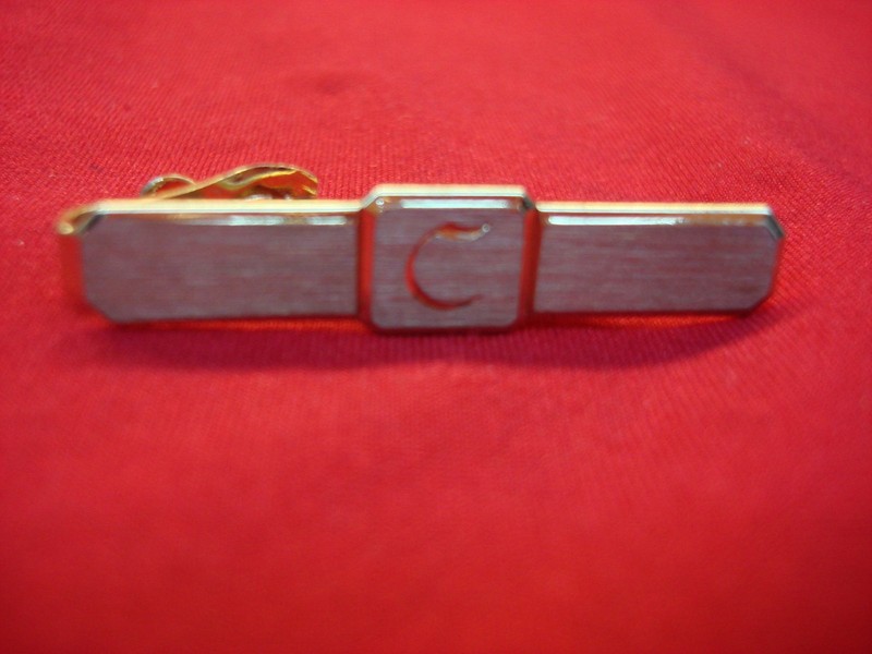 Vintage gold/silver tone engraved tie clip with letter C