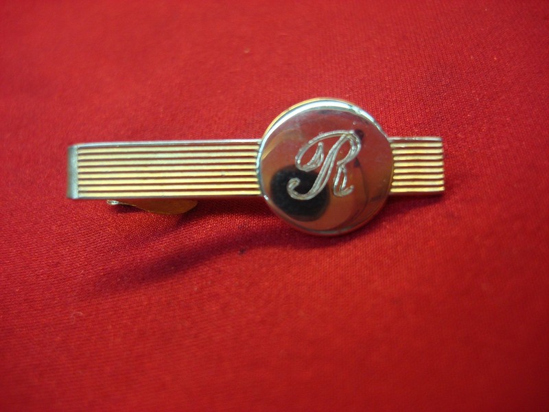Vintage gold-tone tie clip engraved with 'R', 1.5 inches
