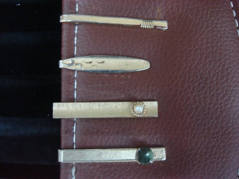 Vintage gold-tone tie clips (4-pack) in used condition.
