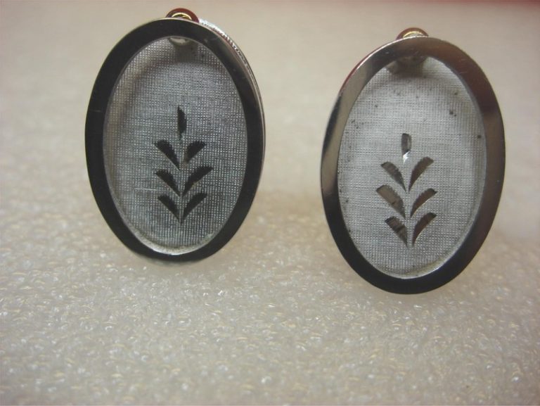 Vintage silver cufflinks with a fancy design, 1 inch