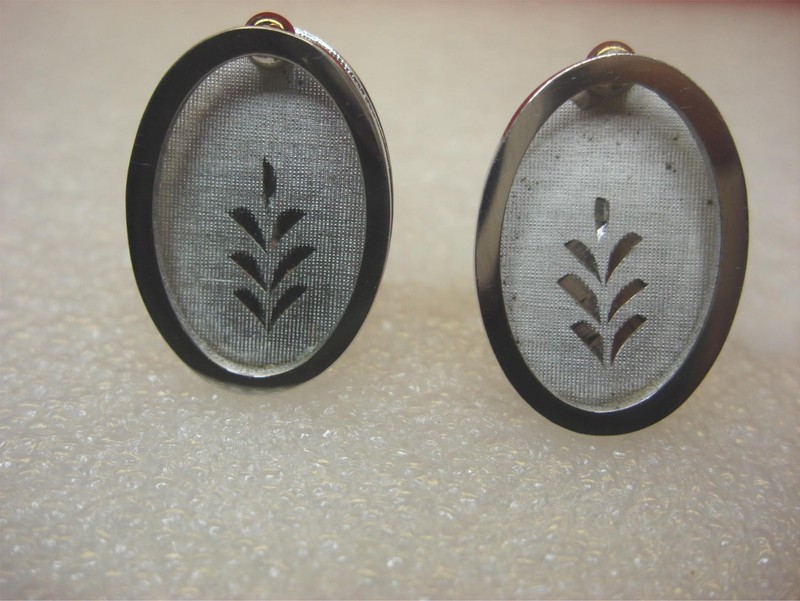 Vintage silver cufflinks with a fancy design, 1 inch