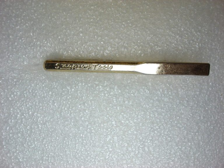 Vintage gold tone snap-on tools chisel tie clip