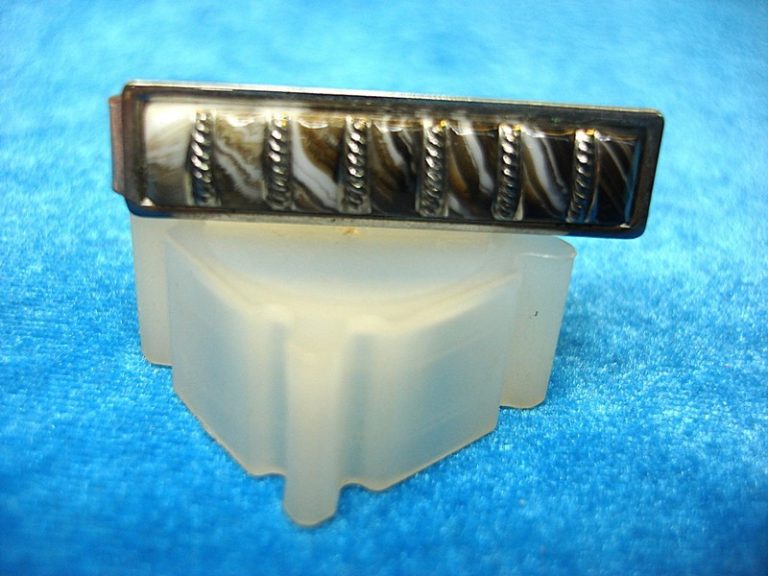 Vintage silver tone Art Deco tie clip with an intriguing inset design
