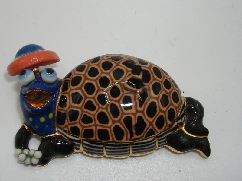Vintage Cynthia Chuang enamel turtle pin