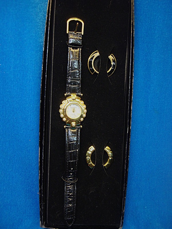 Vintage Joan Rivers Classics Collection ladies wristwatch with 3 interchangeable bezels
