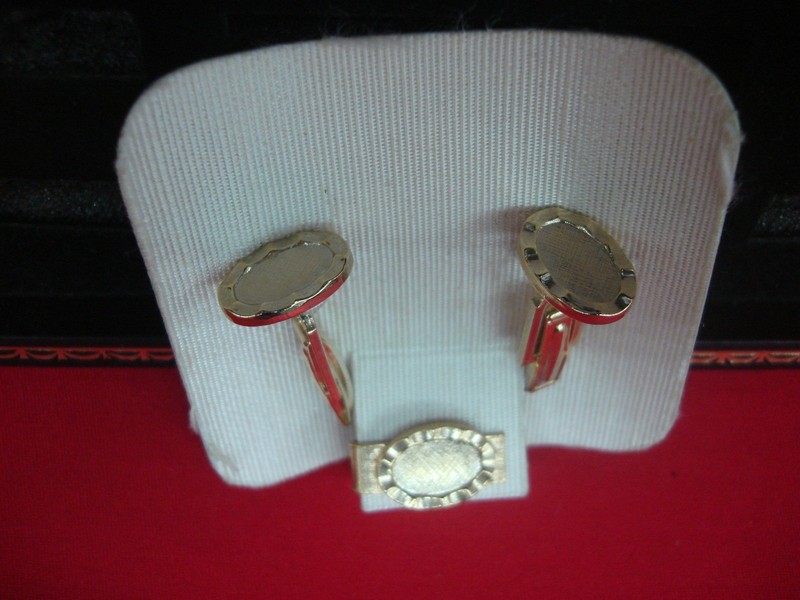 Vintage gold-tone tie pin and cufflinks set in excellent condition