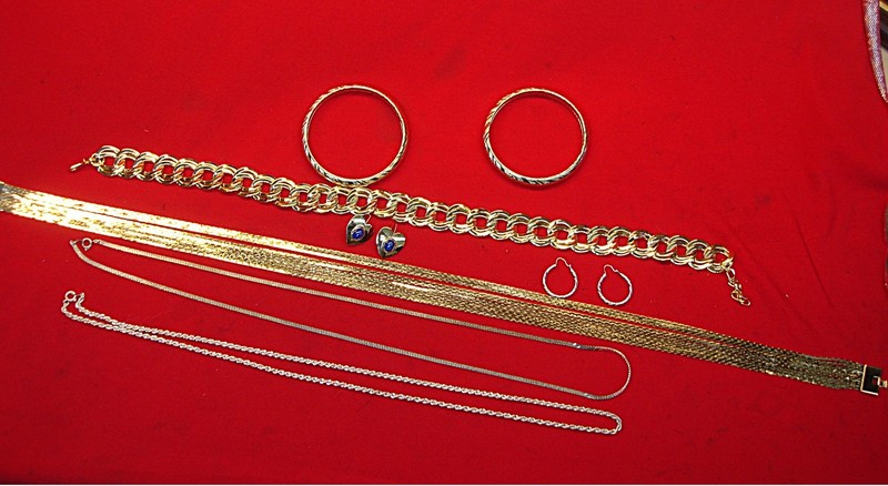 Vintage 8-piece costume jewelry set in gold and silver tones