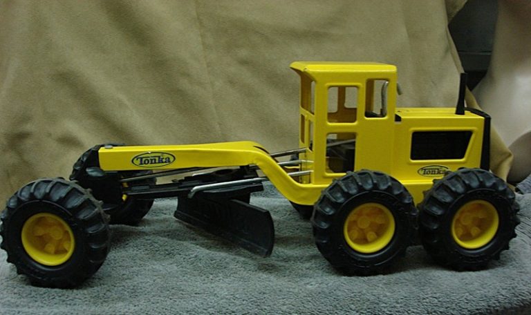 Tonka Road Grader #92510 (2012) in excellent condition with steering and adjustable blade.