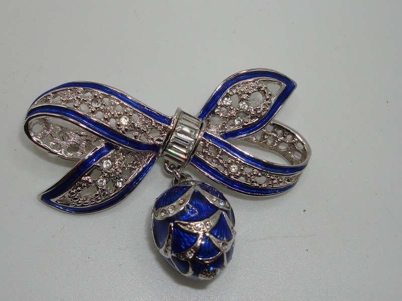 Vintage 1980s cobalt blue enamel and rhinestone bow brooch