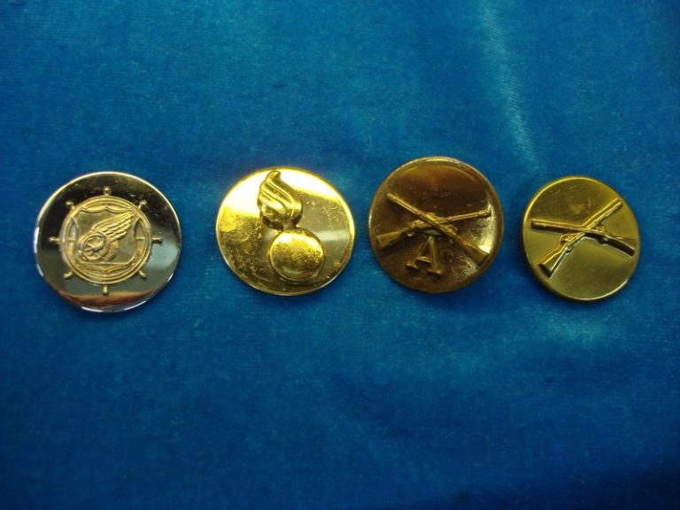 Vintage US Army Collar Pin Set of 4