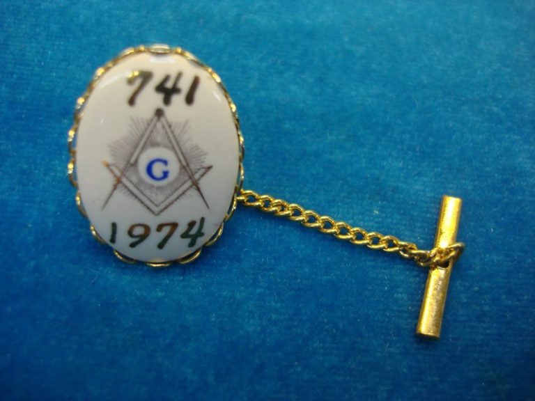 Vintage Masonic tie tac, gold tone metal, with lodge number and year