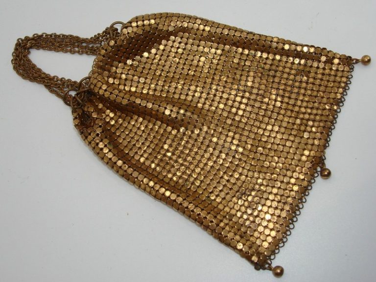 Vintage Whiting & Davis gold mesh Art Deco coin purse