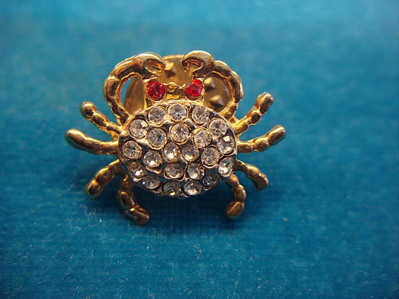Gold tone crab lapel pin/tie tac