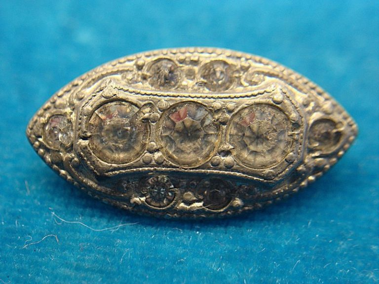 Vintage Art Deco pin with sparkly paste stones