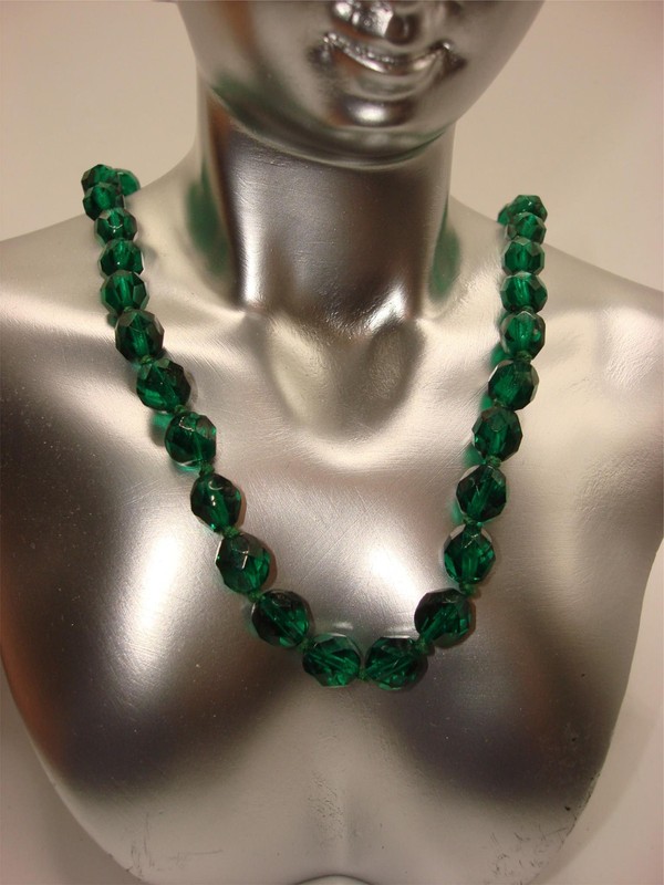 Vintage Art Deco green glass bead choker necklace with gold-tone clasp