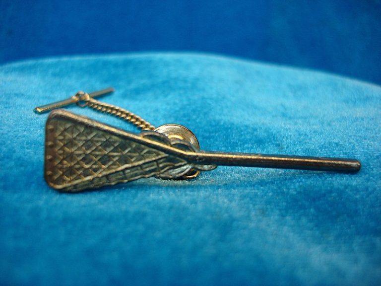 Vintage gold lacrosse stick tie tack / lapel pin in excellent condition.