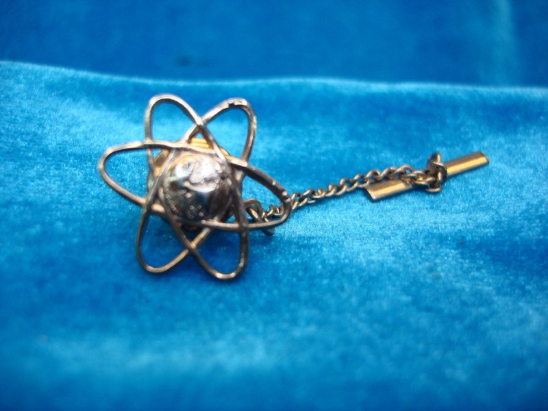Vintage gold-tone atom symbol tie tack / lapel pin in excellent condition