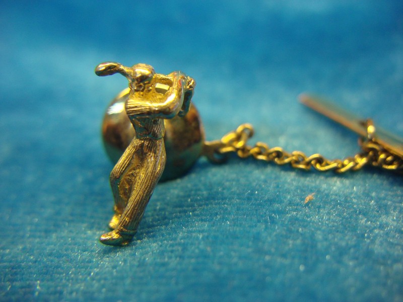 Vintage gold-tone golfer tie tac/lapel pin in excellent condition.
