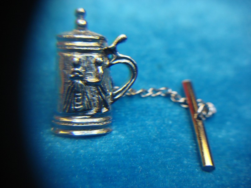 Vintage silver-tone beer stein tie tac/lapel pin in great condition