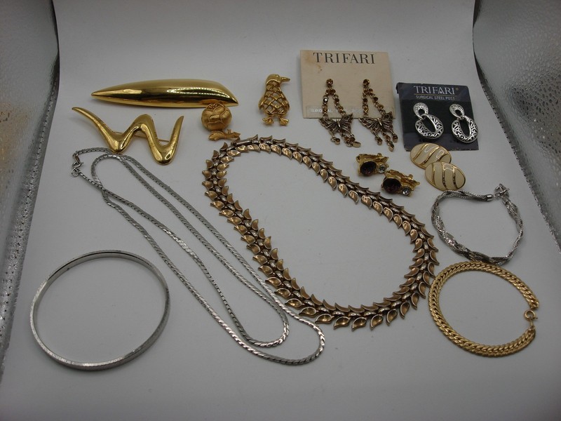 Vintage Trifari Jewelry Lot: 9 Pieces