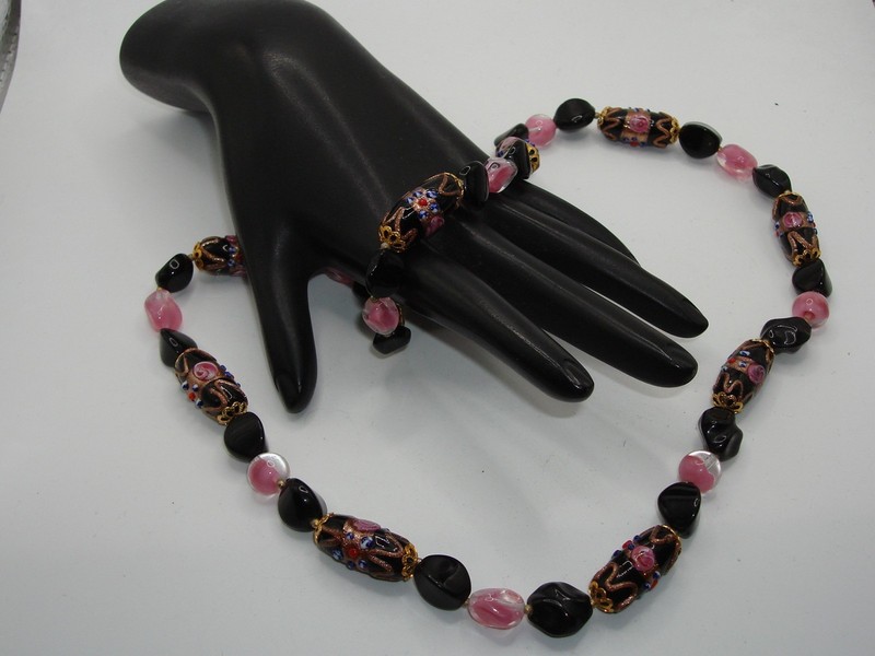 Vintage Italian Murano glass bead necklace with black and pink wedding cake beads